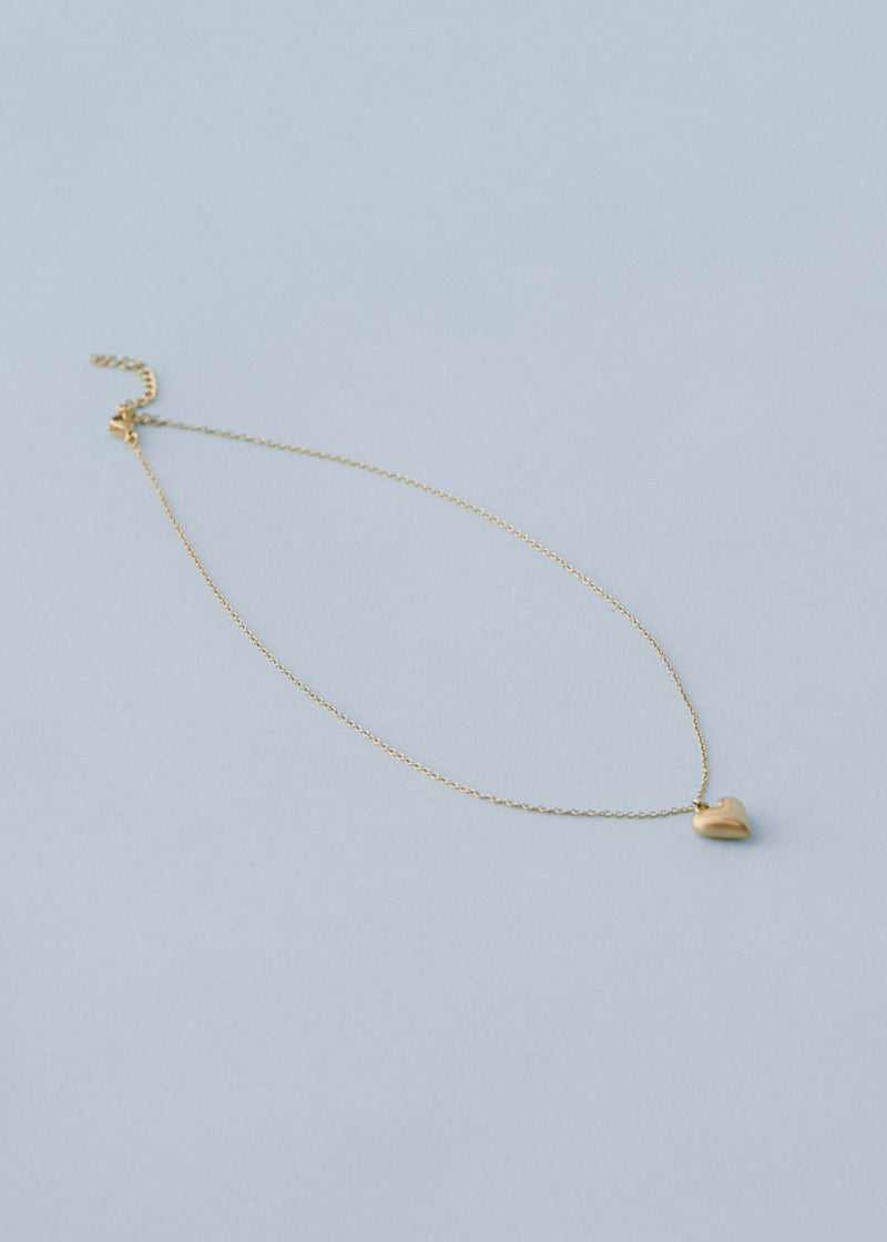 Gold heart pendant necklace