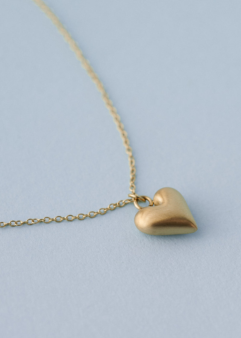 Gold heart pendant necklace