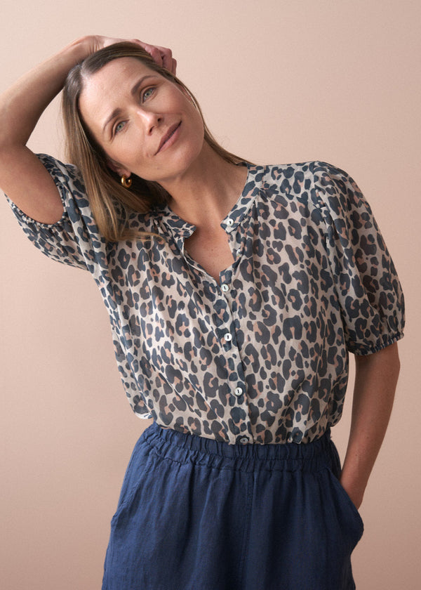 Light leopard print shirt with puff sleeves