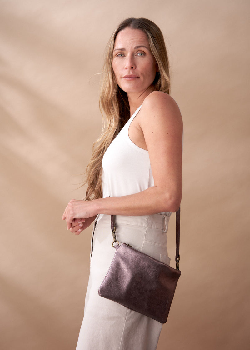 JODY LEATHER CLUTCH BAG - DARK BRONZE