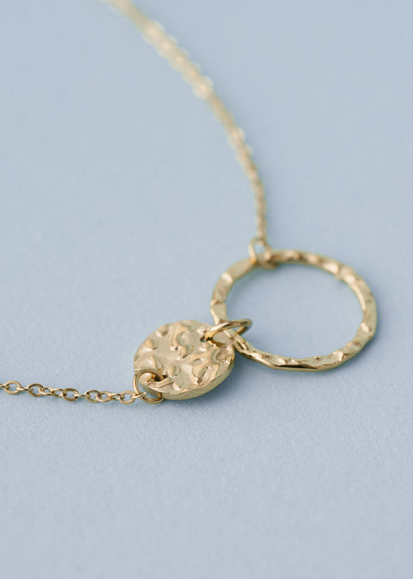 Gold connected circle pendant necklace