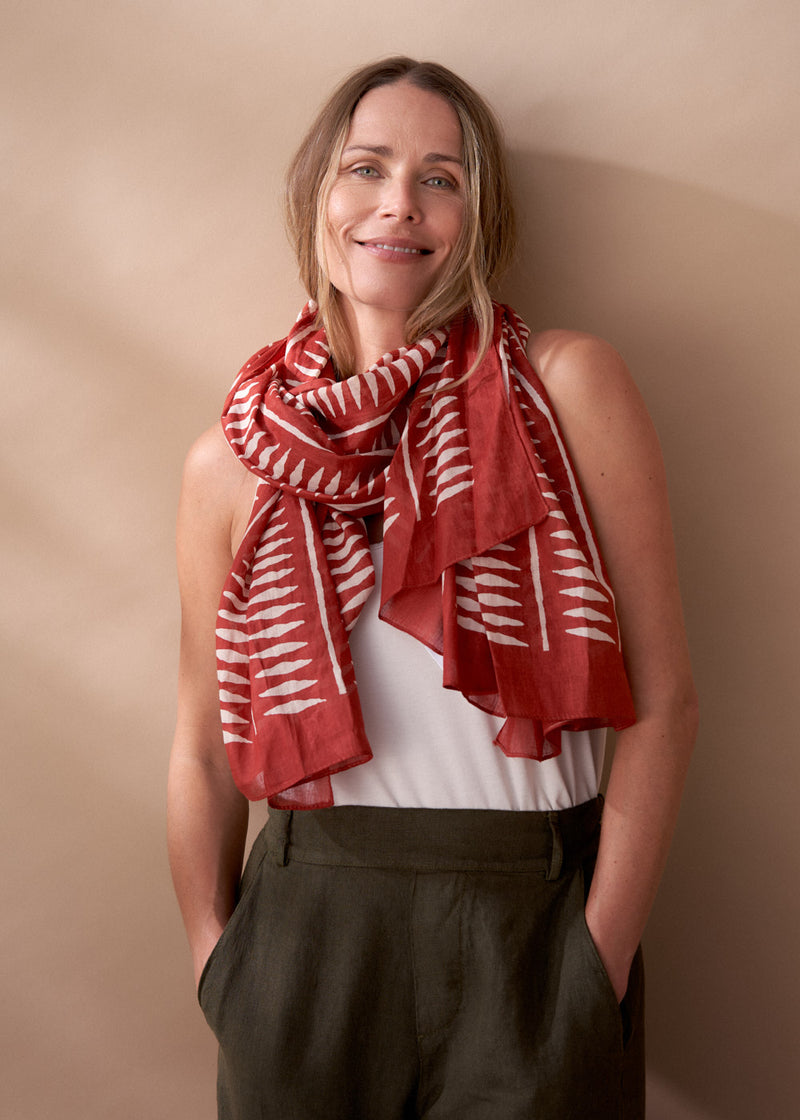 esow シルクスクリーン RED Varley Print Cotton Scarf - Red | Accessories | BUSBY & FOX