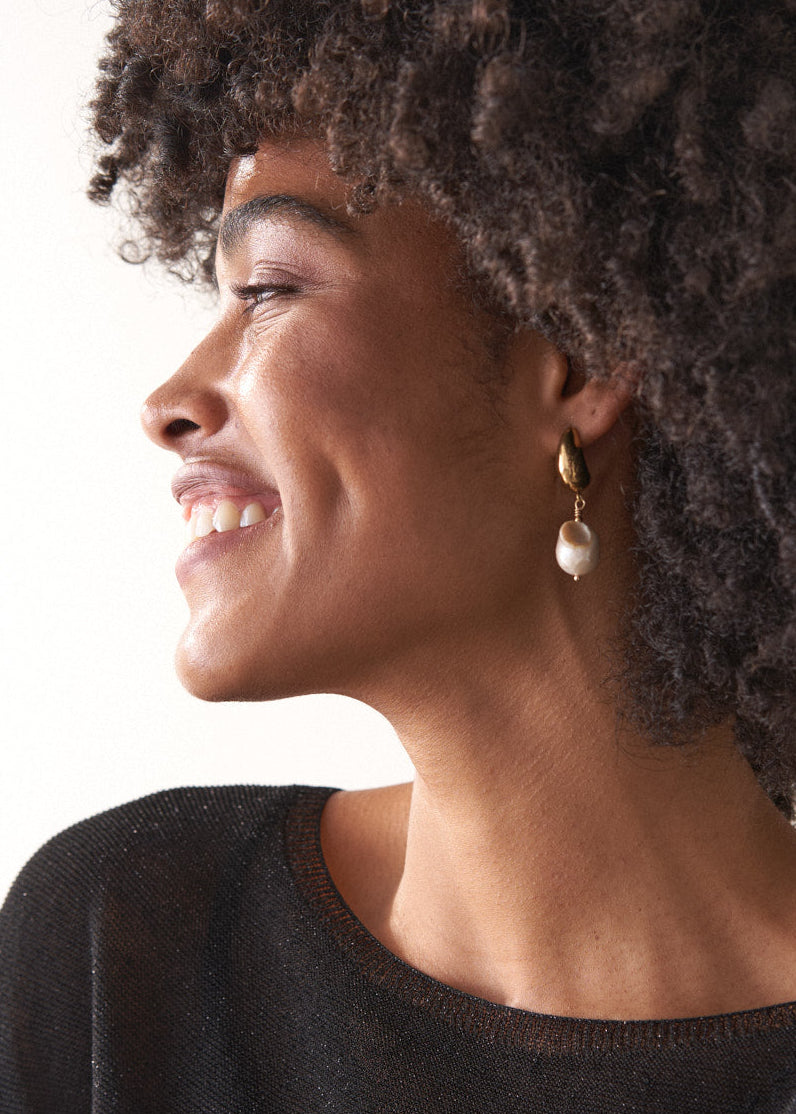 SERRA PEARL DROP EARRING